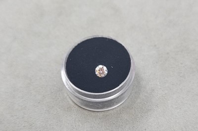 Lot 131 - A LOOSE ROUND BRILLIANT CUT DIAMOND, the round...