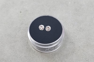 Lot 134 - TWO LOOSE ROUND BRILLIANT CUT DIAMONDS, the...