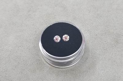 Lot 135 - TWO LOOSE ROUND BRILLIANT CUT DIAMONDS, the...