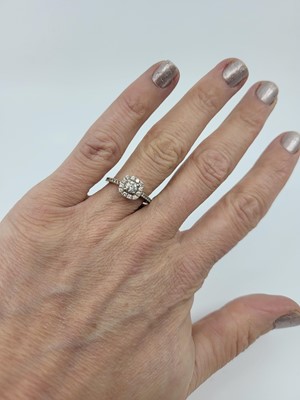 Lot 149 - A DIAMOND CLUSTER RING, the principal round...