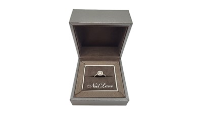 Lot 319 - A DIAMOND CLUSTER RING, the principal round...
