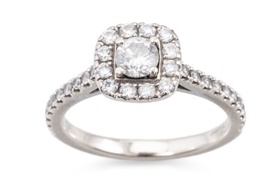 Lot 98 - A DIAMOND CLUSTER RING, the principal round...