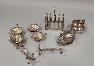 Lot 234 - A SILVER TOAST RACK, with 4 silver salts &...