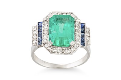 Lot 52 - AN EMERALD, DIAMOND AND SAPPHIRE CLUSTER RING,...