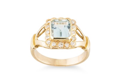 Lot 230 - AN AQUAMARINE AND DIAMOND CLUSTER RING,...