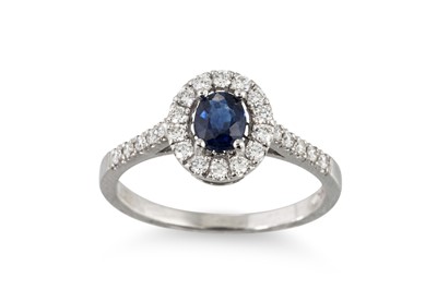 Lot 198 - A SAPPHIRE AND DIAMOND SET CLUSTER RING,...