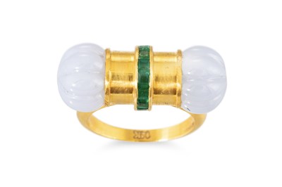Lot 132 - AN EMERALD AND CHALCEDONY RING, of unusual...