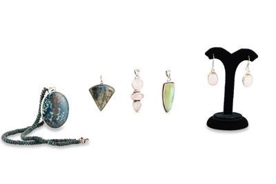 Lot 45 - A COLLECTION OF POLISHED STONE AND QUARTZ SET...