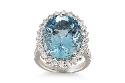 Lot 213 - AN AQUAMARINE AND DIAMOND SET CLUSTER RING,...