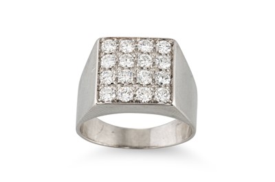 Lot 250 - A DIAMOND SET CLUSTER RING, the round...