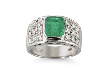 Lot 251 - AN EMERALD AND DIAMOND SET BAND RING, the...