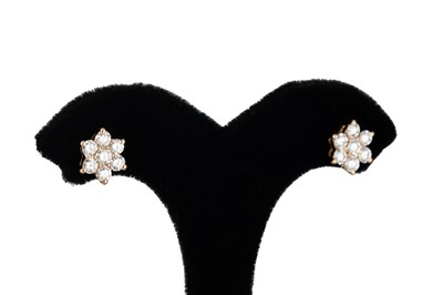 Lot 305 - A PAIR OF DIAMOND DAISY CLUSTER EARRINGS, the...