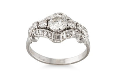 Lot 268 - A VINTAGE DIAMOND CLUSTER RING, the centre old...