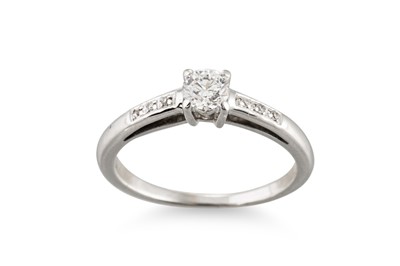Lot 269 - A DIAMOND SOLITAIRE RING, the brilliant cut...