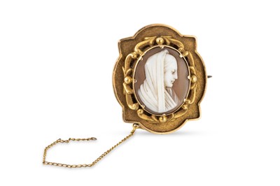 Lot 34 - AN ANTIQUE CERAMIC BROOCH, in yellow gold,...