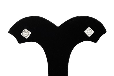 Lot 87 - A PAIR OF DIAMOND STUD EARRINGS. the round...