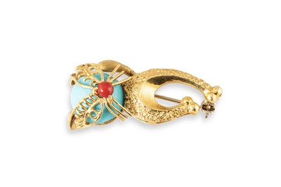 Lot 91 - AN 18CT GOLD STONE SET CAT BROOCH, of abstract...