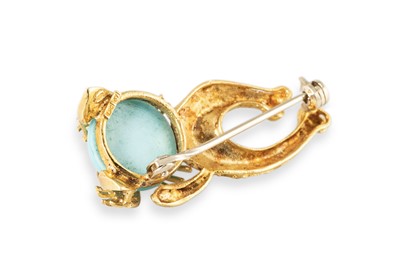 Lot 91 - AN 18CT GOLD STONE SET CAT BROOCH, of abstract...