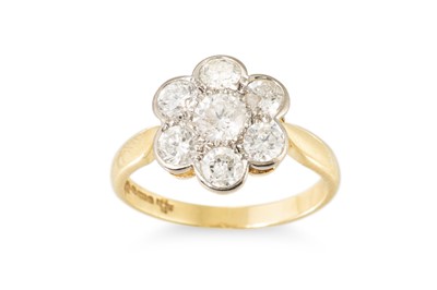 Lot 92 - A DIAMOND DAISY CLUSTER RING, the round...