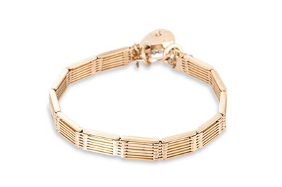 Lot 94 - AN ANTIQUE 9CT GOLD GATE BRACELET, with...