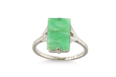 Lot 103 - AN ART DECO JADE RING, tubular jade mounted in...