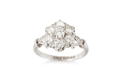 Lot 104 - A DIAMOND DAISY CLUSTER RING, the round...