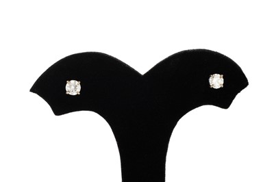 Lot 105 - A PAIR OF DIAMOND STUD EARRINGS, the round...