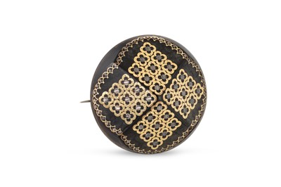 Lot 111 - AN ANTIQUE TORTSHELL BROOCH, with gold inlay