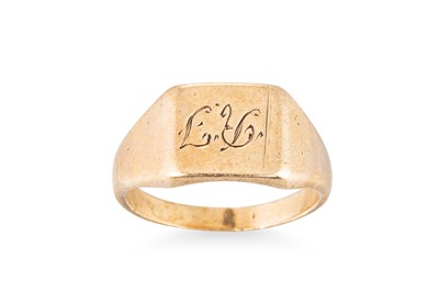 Lot 255 - A 9CT GOLD SIGNET RING, 5.1 g, size N.