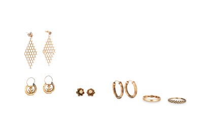 Lot 261 - A COLLECTION OF 9CT GOLD JEWELLERY ITEMS,...