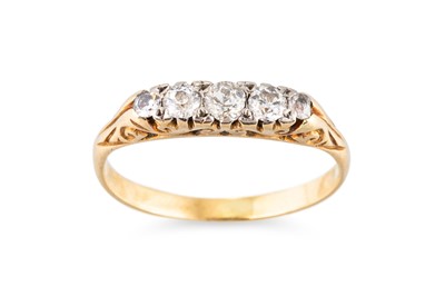 Lot 262 - AN ANTIQUE DIAMOND RING, mounted in yellow...