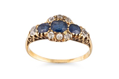 Lot 298 - AN ANTIQUE DIAMOND AND SAPPHIRE CLUSTER RING,...