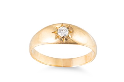 Lot 208 - AN ANTIQUE DIAMOND SET RING, the old cut...