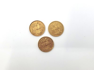 Lot 485 - THREE FULL SOVEREIGN 22CT GOLD ENGLISH COINS,...