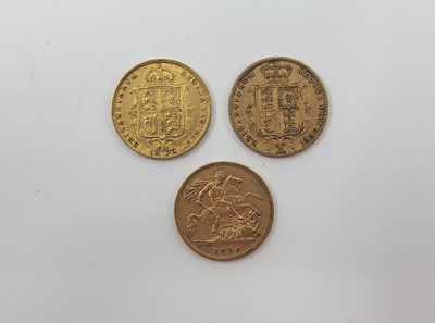 Lot 486 - THREE HALF SOVEREIGN 22CT GOLD ENGLISH COINS,...