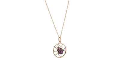 Lot 395 - AN ANTIQUE INSECT PENDANT, modelled as a...