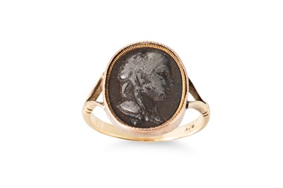 Lot 396 - AN ANTIQUE 9CT GOLD RING, seal style inset,...