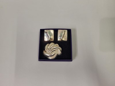 Lot 549 - A SILVER DESIGNER BROOCH AND EARCLIPS, boxed,...