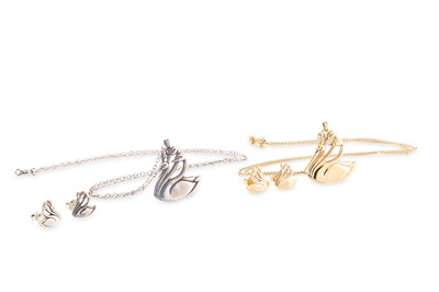 Lot 190 - A 9CT GOLD IRISH CHILDREN OF LÍR SUITE OF...