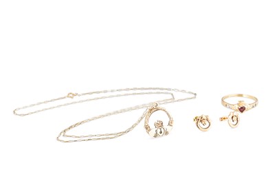 Lot 194 - A SUITE OF CLADDAGH STYLE JEWELLERY, gross...