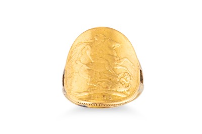 Lot 51 - AN ANTIQUE SOVEREIGN RING, the Victorian full...