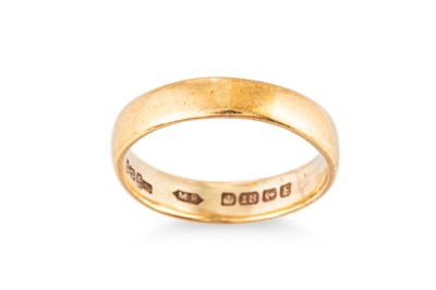 Lot 52 - A VINTAGE 18CT YELLOW GOLD WEDDING BAND, size...