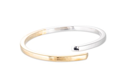 Lot 282 - A TWO COLOUR 9CT GOLD BANGLE, 12.17 g.