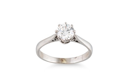 Lot 25 - A DIAMOND SOLITAIRE RING, the round brilliant...