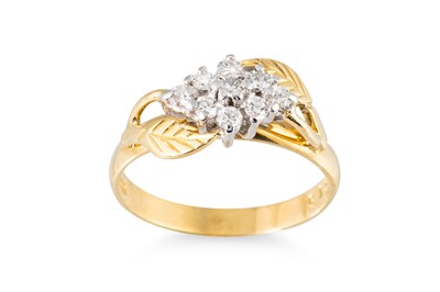 Lot 29 - AN IRISH DESIGNER RING, clusters of diamonds...