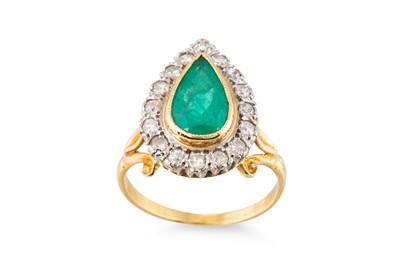 Lot 109 - AN EMERALD AND DIAMOND CLUSTER RING, the...
