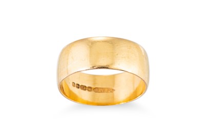 Lot 111 - A VINTAGE 22CT YELLOW GOLD BAND RING,...