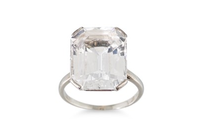 Lot 114 - A SYNETHIC COLOURLESS SPINEL RING, in 18ct...