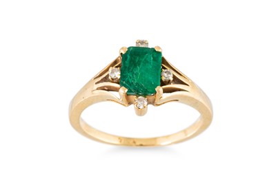 Lot 63 - A DIAMOND AND EMERALD RING, the central...