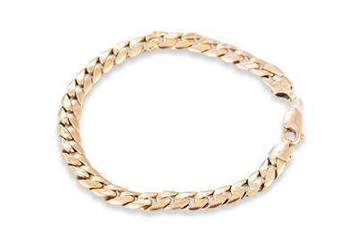 Lot 129 - A 9CT YELLOW GOLD FLAT CURB LINK BRACELET, 7.3 g.